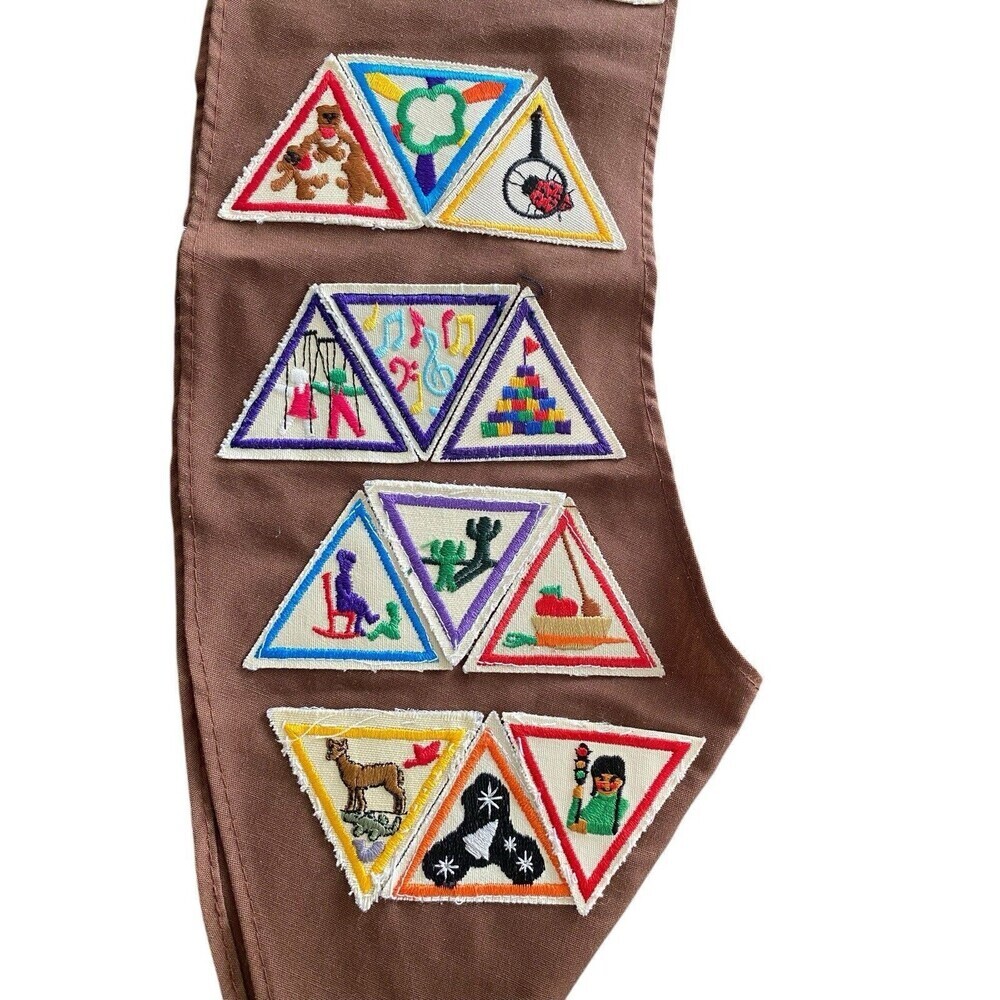 Vintage Brownie Girl Scouts USA Sash with Patches 18 Badges 1995 - 1997 - Picture 4 of 6